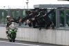 Jonathan Rea salué par son équipe après la 2e manche