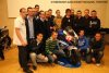 Anciens et nouveaux élèves posent près de la 1000 GSXR du Junior Team.