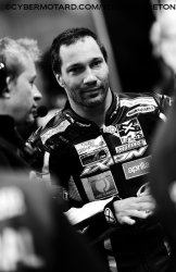 Peter Polesso en plein briefing