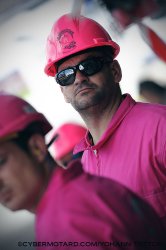  Certains teams savent se faire remarquer ! Avec une équipe tout en rose, le pilote sait ou est son stand !