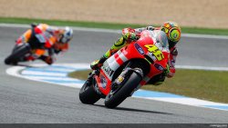 Lors des essais libres, Rossi et Stoner ont fait le meme temps !