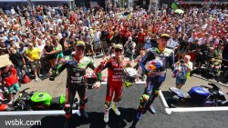 Victoire dans la douleur pour Alvaro Bautista en course 1