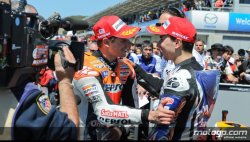 Le St Esprit serait-il descendu à Laguna Seca ? Stoner et Lorenzo se congratulent à l'arrivée du motoGP...Allelouyah
