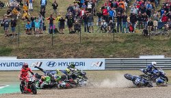 Dominique Aegerter pris dans une chute collective en course Un