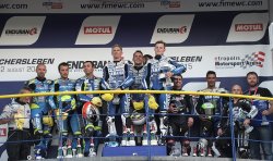 2 Yamahas encadrent une Suzuki à Oschersleben