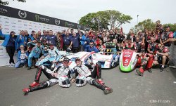 Les frères Birchall tels des imperators