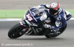 Randy de Puniet devance la Ducati d'Hayden