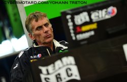 Gilles Stafler suit avec attention les temps de ses pilotes.