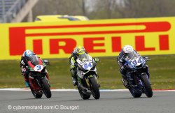 Valentin Debise au pied du podium de la première manche supersport d'Assen