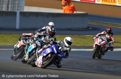 Départ de la première manche supersport sur des oeufs