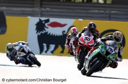 Loris Baz à la tête du peloton des poursuivants