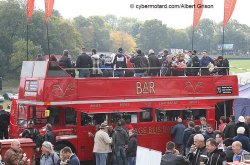 Une façon originale de recycler les bus à étage Londoniens : bar au RDC et balcon à l'étage, pour voir les courses !
