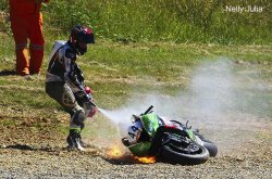 Drapeau rouge le samedi quand la moto d'Antoine Thouzet s'enflamme