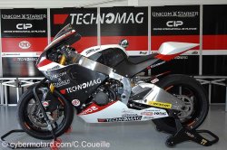 La moto est à moteur Honda et cadre Suter