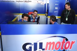 Christophe Ponsson en plein débriefing avec ses ingénieurs et son coach Randy De Pugnet