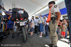 Même les touristes à moto fascinent