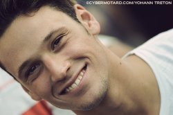 Il en faut aussi pour les femmes ! Certains pilotes ont de nombreuses fans, Lorenzo Savadori, pilote du team Louit Moto 33 en mode beau gosse !