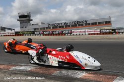 Superbe bagarre entre Delannoy/Rousseau et Huet/Arifon durant la course side-car du dimanche
