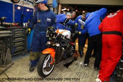 Les mécanos à l' assaut de la Suzuki N°110