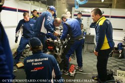 Branle bas de combat dans le stand de la BMW n°99