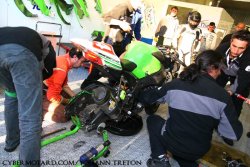 9h du matin, grosse alerte pour la Kawasaki N° 24 !