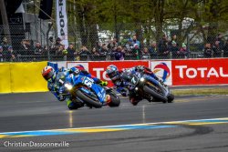 15h01 : Holeshot pour la Suzuki N°1