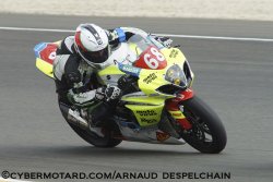 La Suzuki N°68 pointe à la 3e place en Superstock à 4 heures de l' arrivée.