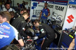 Casse-tête pour les mécano de la Suzuki N°72 après la chute de Gregg Black à 18h42