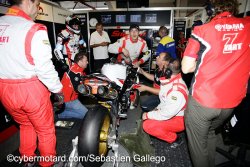 L'un des favoris, la Yamaha Austria connaît des problèmes de surchauffe