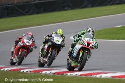 Leon Haslam au pied du podium.