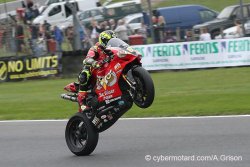 Shane Byrne reçoit la couronne du championnat britannique