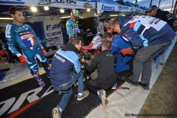 Changement d'échappement, à la tombée de la nuit, samedi soir, pour le team Drag'On