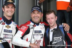 Sur notre photo, Tim Reeves, avec à ses côtés Grégory Cluze, félicite le nouveau champion du Monde 2015, le hollandais Bennie Streuer.