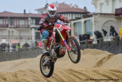 Moto immobilisée au stand d'Hossegor pour Richard Fura