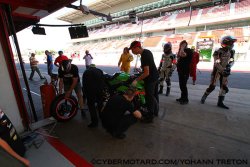 Sous la chaleur espagnole, les relais sont épreouvants pour les pilotes comme pour les motos !