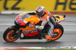 A Silverstone, Casey Stoner hisse sa Honda en tête des essais libres.
