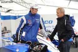 Conor Cummins et Kevin Schawantz dans le "box" de Tyco Suzuki