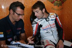 Sylvain Guintoli restera dans le team tchèque en 2012. Voir la pub de bière dans le fond !
