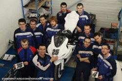Damien Saulnier et les mécanos du Junior Team dans leurs locaux