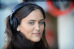 Une belle voix mais pas que… Si les spectateurs entendaient la voix de la speakerine des 24 Heures Moto, peu ont eu la chance de croiser son regard !