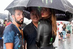 Eh oui la pluie rassemble les gens !