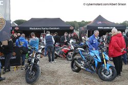 L'allée centrale de Brands Hatch est aussi dédiée à l'exposition de motos ! On peut y commander la sienne !