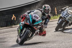 Pour sa 1ere participation en IRRC, Peter Hickman figure deux fois sur le podium superbike et supersport