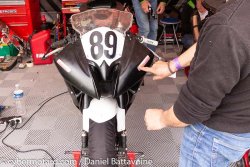 Après les essais, la moto 89 est un peu chiffonnée et change de look.