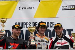 Les 3 premiers ont le sourire sur le podium