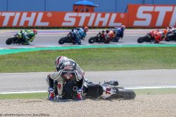 Chute de Loris Baz en première manche