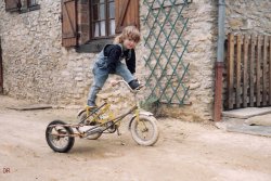 1993 Débuts précoces en side à 3 ans !