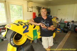 Rolf Biland pose devant son attelage LCR Swissauto