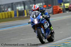 24h Moto > Samedi > 16h37 : Chute d'Anthony Delhalle sur la Suzuki N°1