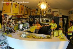 Et pourant à l'intérieur, on peut retracer toute la carrière du pilote italien...Bizarre pas un Tee shirt aux couleurs de Ducati ( ?)